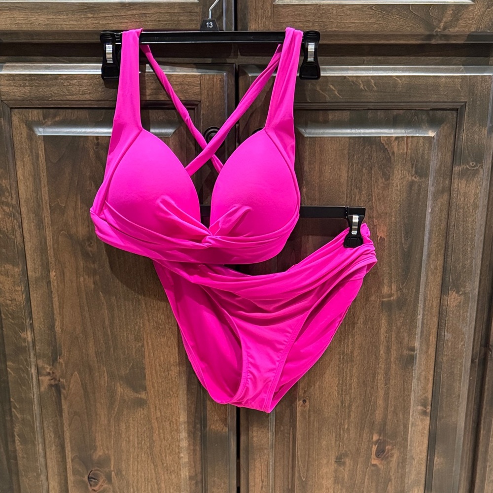 Like new La Blanca Island Goddess Twist Front Bikini in Pop Pink 10 $140!